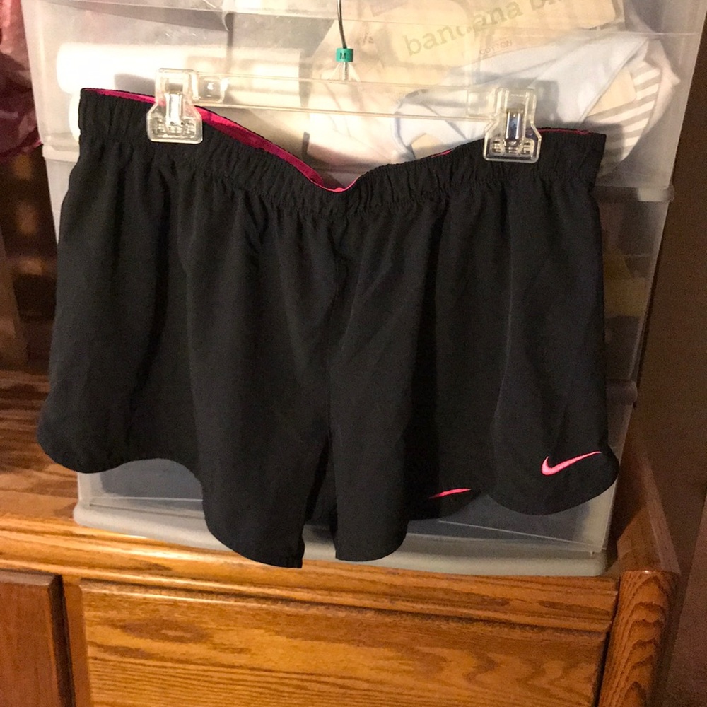 Nike women’s dry fit black and pink shorts, sz XL